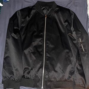 Men’s 2l fits as xl bomber jacket. No brand listed